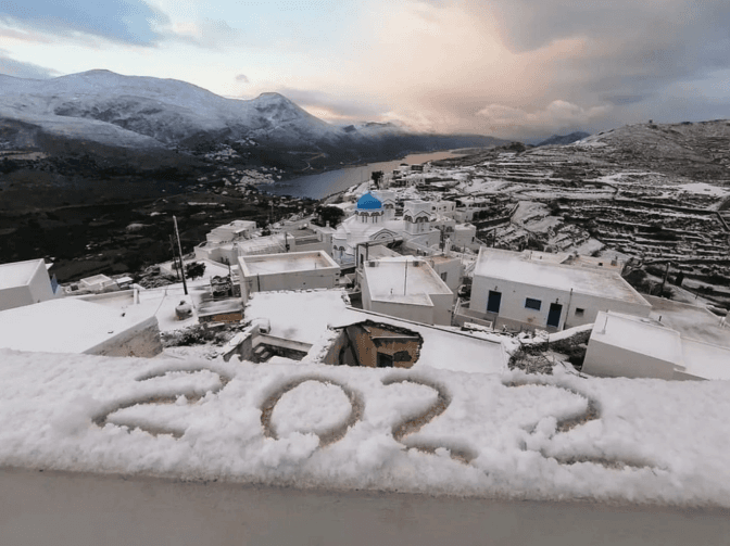Уперше за десятиліття курортні грецькі острови засипало снігом. Фото