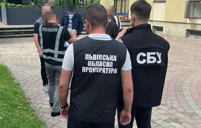 У Львові затримали адвоката, який отримав понад 4 тисячі доларів хабаря