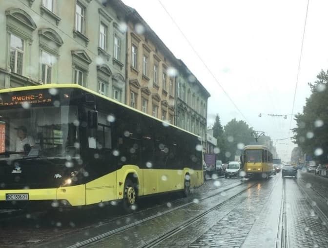 Через ДТП на вулиці Городоцькій утворився великий затор. Відео
