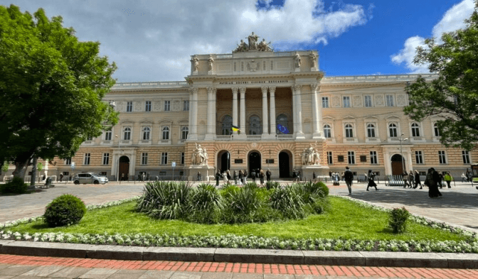 У Львові перед університетом Франка висадили «квітковий килим». Фото