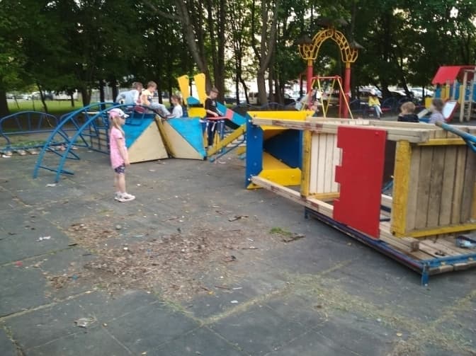 У Львові облаштують нові ігрові елементи на місці зруйнованого дитмайданчика в «Горіховому гаю»