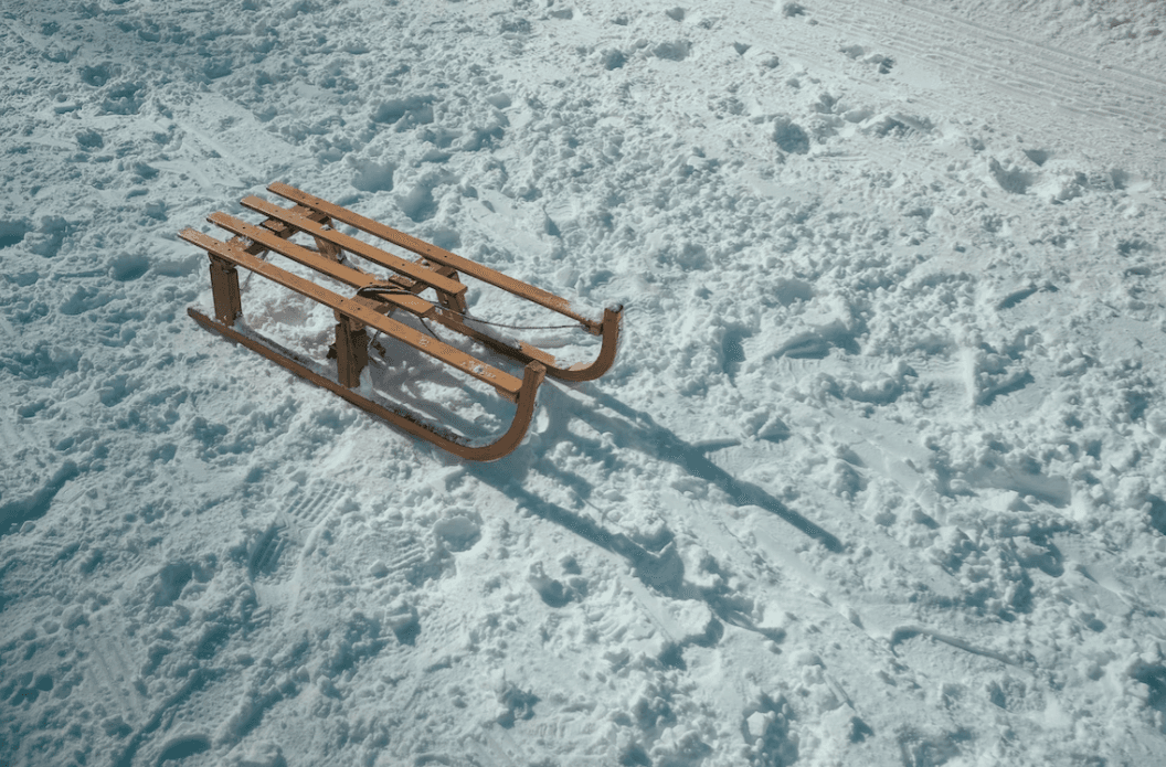 На Львівщині під колесами швидкої загинув хлопчик, катаючись на санках