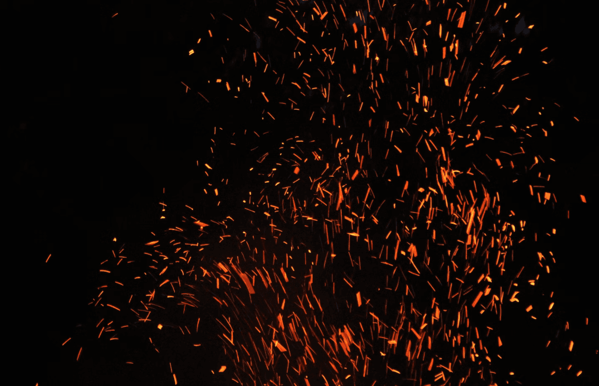 Через пожежу в квартирі у Львові ледь не загинула людина. Пожежу гасили 14 рятувальників