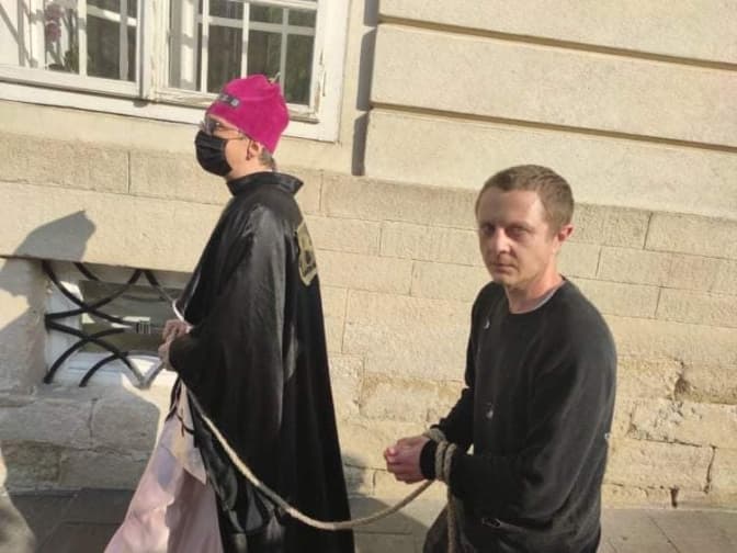 У Львові чоловіка вигулювали на повідку. Юрист та психолог пояснили, у чому небезпека