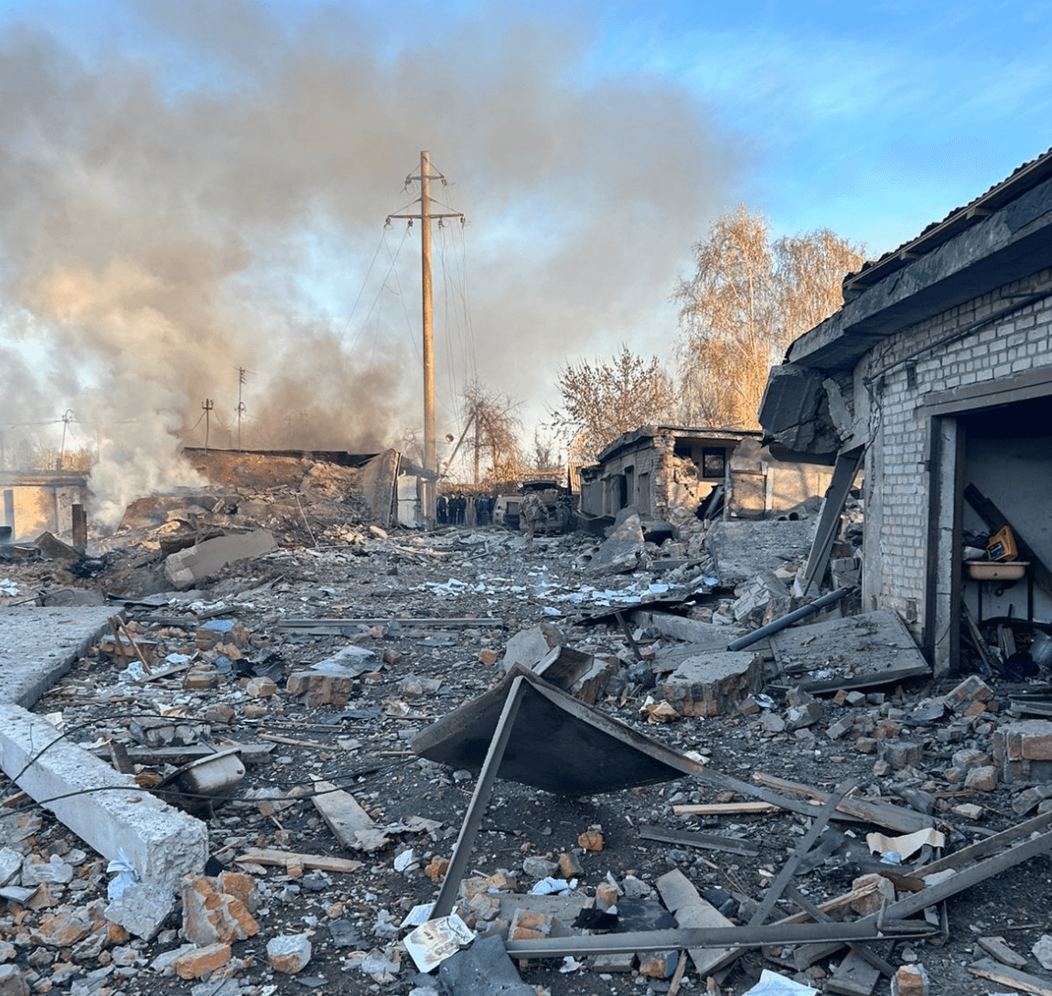 Поліція показала кадри з місця падіння уламків ракети на Львівщині. Фото