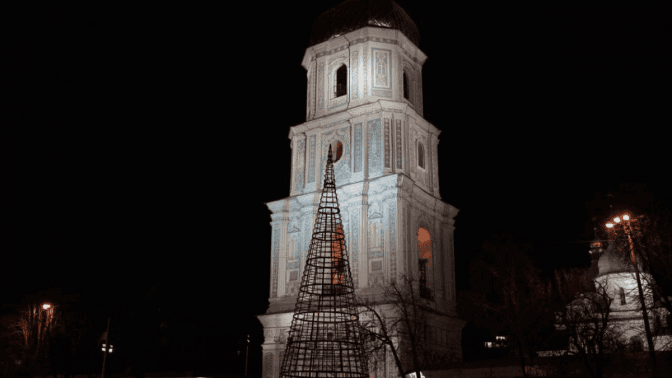 Головну ялинку країни почали встановлювати на Софіївській площі в Києві