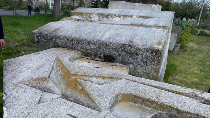 На Львівщині знесли ще два радянських пам'ятники