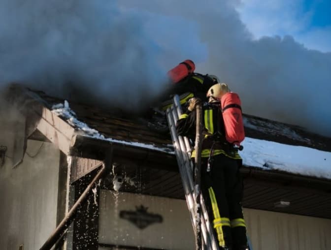 На Львівщині рятувальники понад 2,5 години гасили пожежу житлового будинку