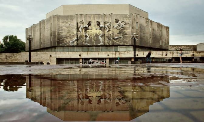 З Палацу культури київського політеху збивають натуральний травертин