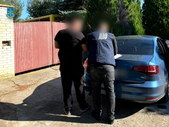 Вимагали у лікарки 30 тисяч доларів хабаря. У Львові викрили податківця і двох поліцейських