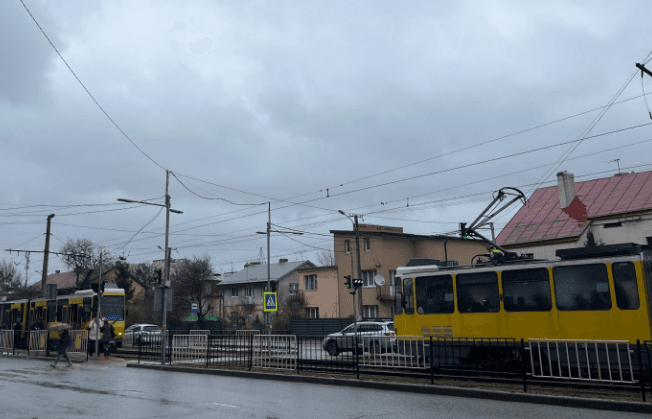 У Львові світлофори через трамвайну колію обладнають звуковими сигналами для незрячих