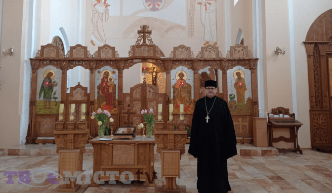 «Мене вчать віряни». Як священник проводить у Львові незвичні Служби Божі