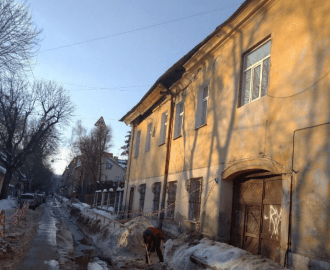 Частину вулиці Некрасова перекрили для руху через ймовірний обвал даху та фасаду будинку