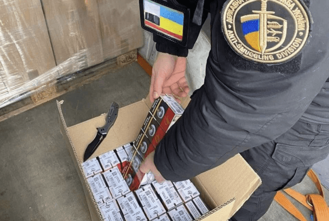 Працівника львівського благодійного фонду затримали на кордоні з партією сигарет вартістю понад 3 млн грн