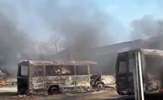 У селі поблизу Львова згоріли три автобуси