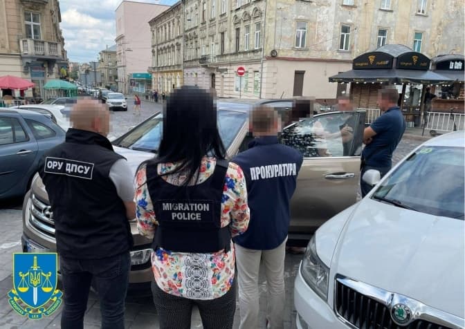 На Львівщині затримали жінку, яка за 8 тисяч доларів допомагала переправляти чоловіків за кордон