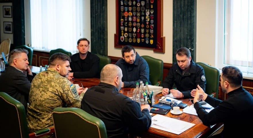 Скільки українців довіряють президенту і чи мають нинішні чиновники залишатися при владі. Опитування