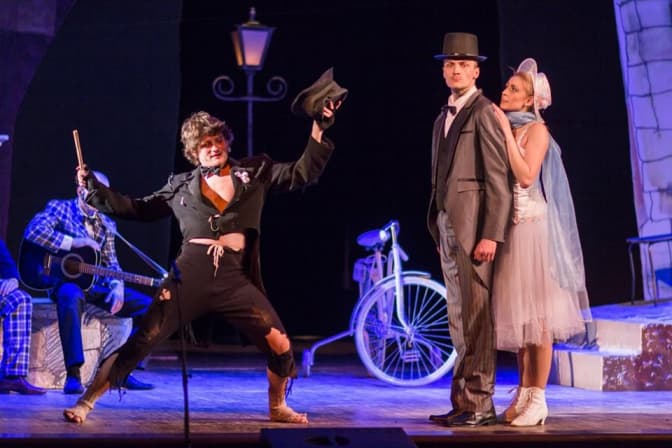 фото зі сторінки Луганського драмтеатру у Facebook