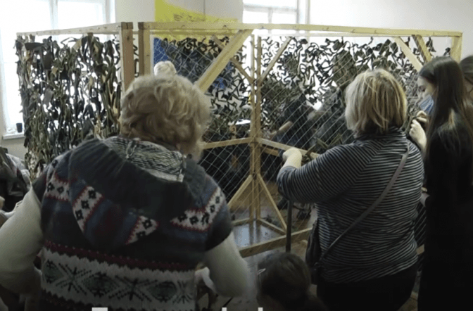 Для фронту і перемоги. Як львів'яни плетуть маскувальні сітки для військових на фронт