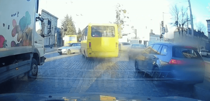 У Львові водій маршрутки порушив ПДР. На нього винесли постанову