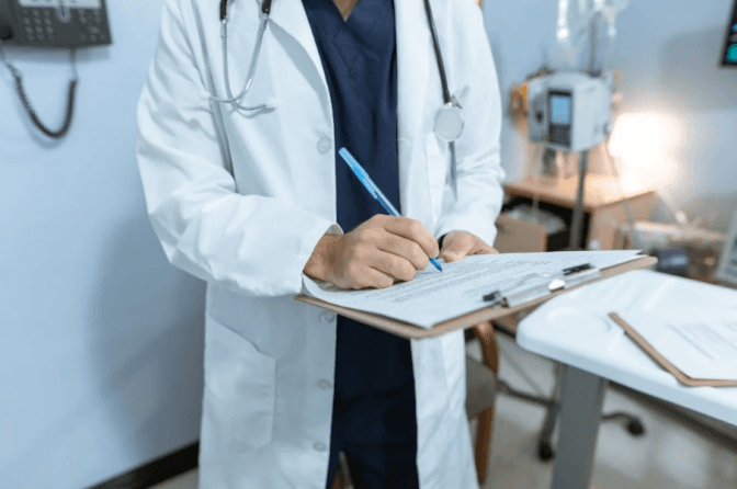 На Львівщині не вистачає лікарів. Кого шукають і яка зарплата