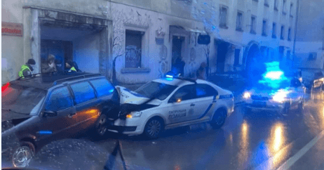 У Львові сталася ДТП за участі службового авто патрульних