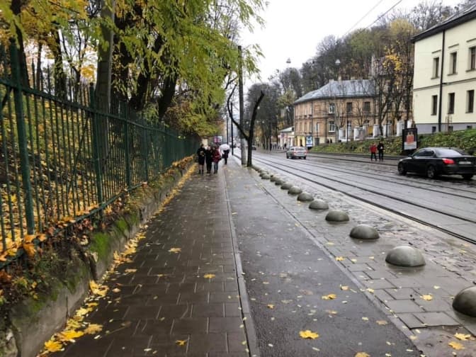 У Львові на Коперника встановили обмежувальні стовпці та півкулі. Фото