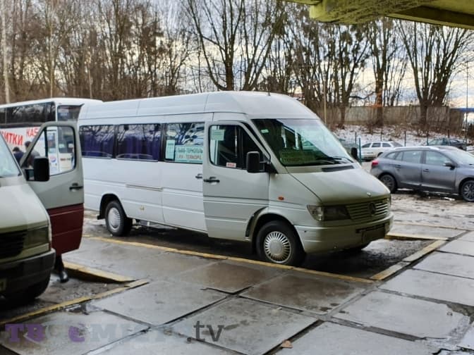 Чому до Львова курсують перероблені вантажні мікроавтобуси і хто за це відповідає