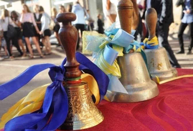 Теплі зустрічі та благодійні ярмарки. Як пройдуть останні дзвоники у львівських школах