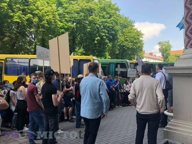 Під Львівською ОДА протестують підприємці. Чого вимагають