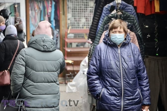 Перший день нових карантинних правил у Львові. Фоторепортаж з центральних ринків
