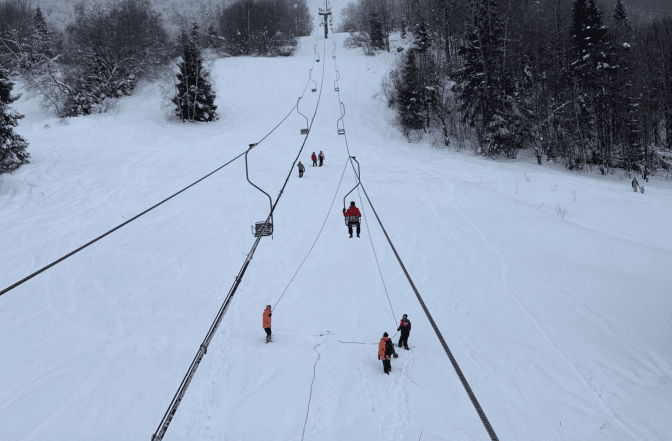 На горі Тростян семеро туристів застрягли на підйомнику