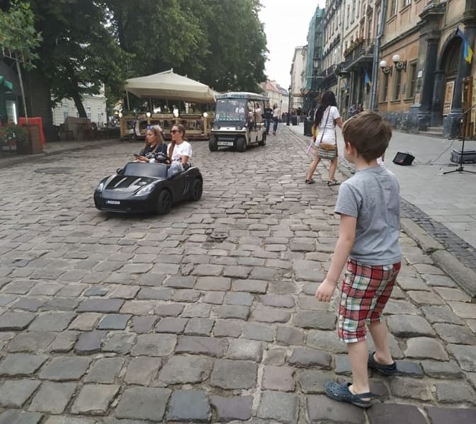 У Львові забрали електромашинки, які переїхали від Оперного на площу Ринок