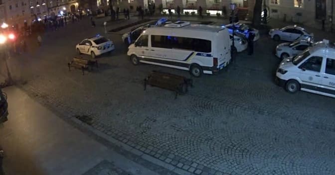 У центрі Львова сталася масова бійка футбольних фанатів. Є постраждалі