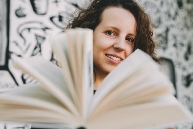 У кав’ярні Кармель відбудеться зустріч із авторкою книги «Будинок із сірників»