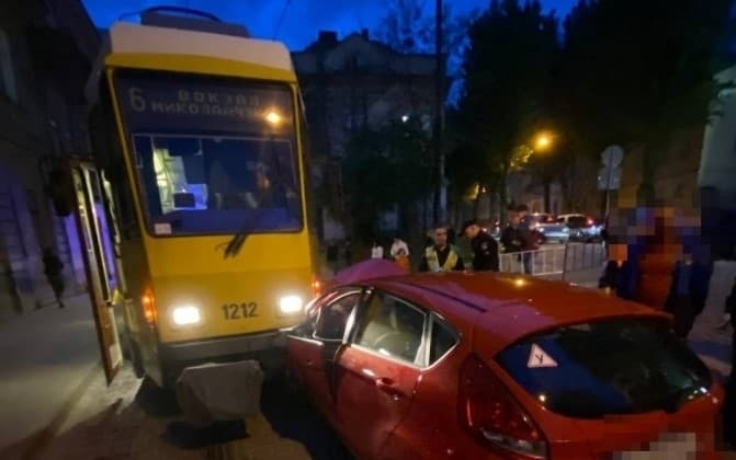 Авто, де перебувала сім'я з дитиною, в’їхало у трамвай у Львові
