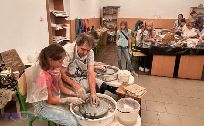 У Львові люксембурзький митець займається арт-терапією з українськими дітьми. Фото