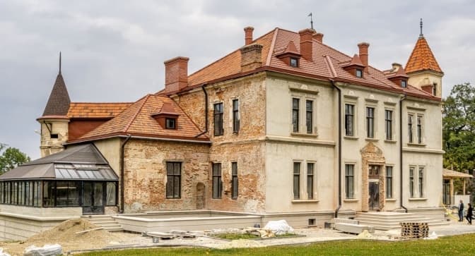 «Був зруйнований, наче Троя». Як на Львівщині три родини викупили занедбаний палац і відновлюють його