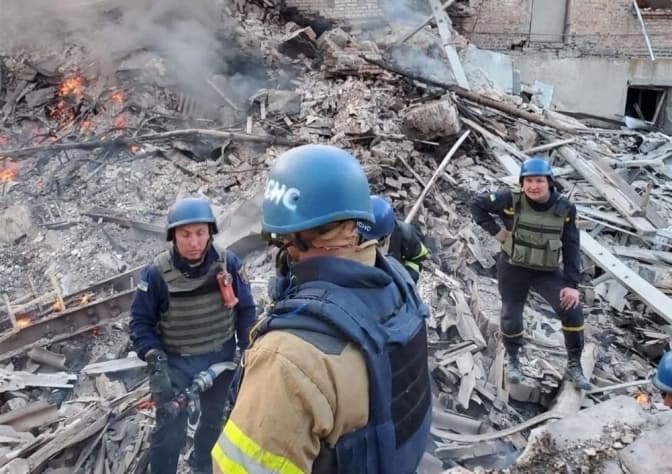 Після авіаудару по школі на Луганщині попередньо загинули 60 людей