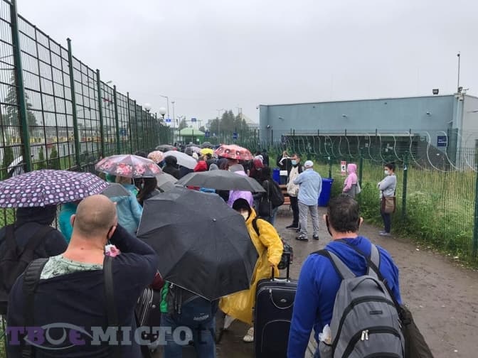 Прикордонники пояснили, чому на пішому переході в Шегинях великі черги. Відео