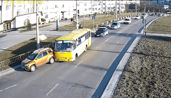 У Львові автобус спричинив ДТП. Відео