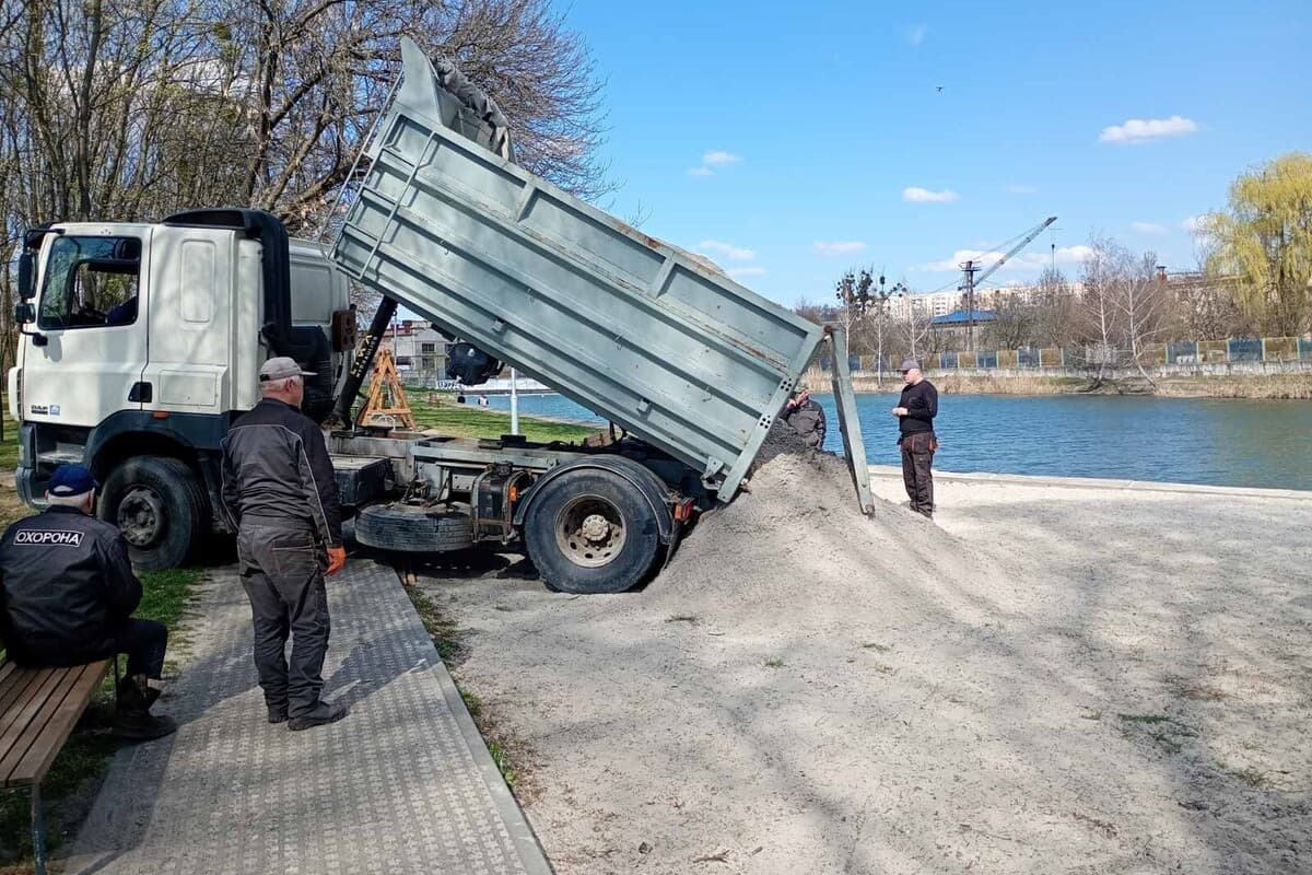 У львівські парки завезли свіжий білий пісок для дитячих зон та берега озера