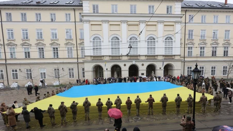 У Львові військові урочисто виконали Гімн України. Фото, відео
