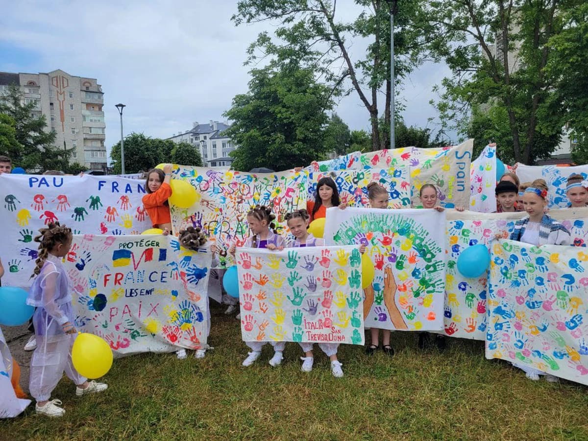 На Львівщині встановили світовий рекорд з кількості відбитих дитячих долоньок