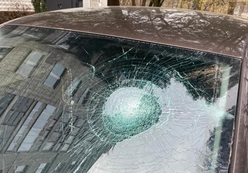 Директорці однієї зі львівських шкіл пошкодили авто