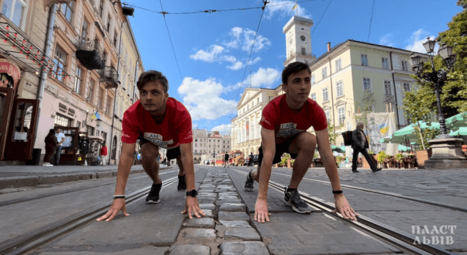 Двоє пластунів біжать зі Львова до Івано-Франківська, щоб зібрати мільйон для морської піхоти