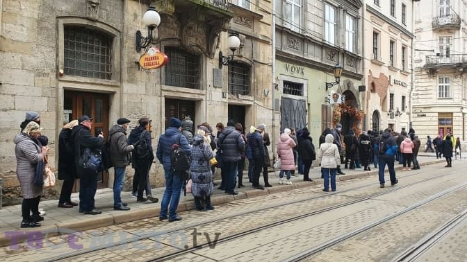 НБУ увів тимчасові обмеження на зняття готівки у банках