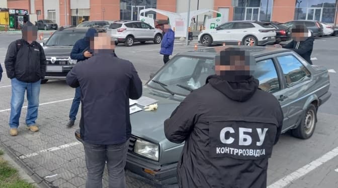 Керівник львівського благодійного фонду за 15 тисяч доларів переправляв ухилянтів