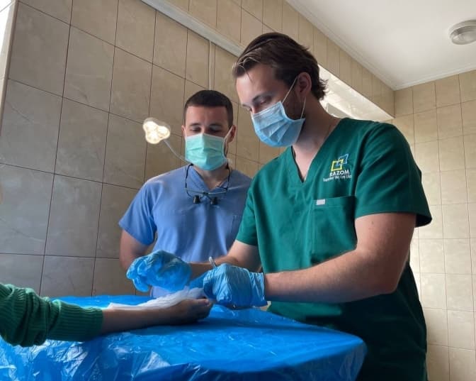 Львівські хірурги врятували дівчинку, у якою пальці збільшились у чотири рази