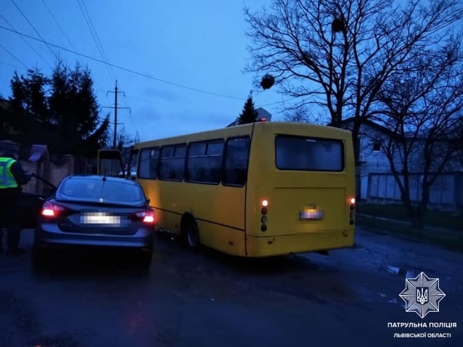 У Львові водій маршрутки зупинив чоловіка, який був за кермом під дією наркотиків